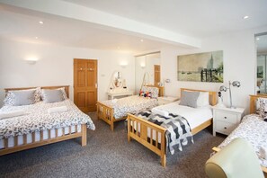 2 habitaciones, escritorio y tabla de planchar con plancha 
