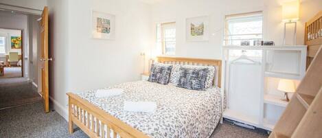 2 bedrooms, desk, iron/ironing board, travel crib
