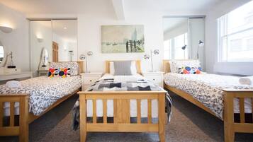 2 kamar tidur, meja kerja, setrika/meja setrika, dan tempat tidur bayi