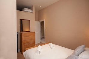 2 quartos, ferros/tábuas de passar roupa, Wi-Fi de cortesia