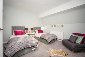 2 bedrooms, iron/ironing board, travel cot, free WiFi - Spacious Georgian Coach House & Parking (TCH) (Bath)