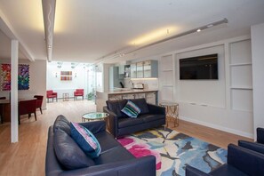 TV - Spacious Georgian Coach House & Parking (TCH) (Bath)