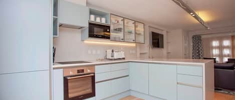 Kühlschrank, Mikrowelle, Ofen, Herdplatte