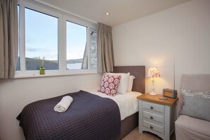 5 Schlafzimmer, Schreibtisch, Bügeleisen/Bügelbrett, Reisekinderbett