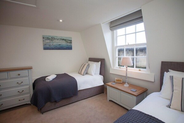 5 bedrooms, desk, iron/ironing board, travel cot