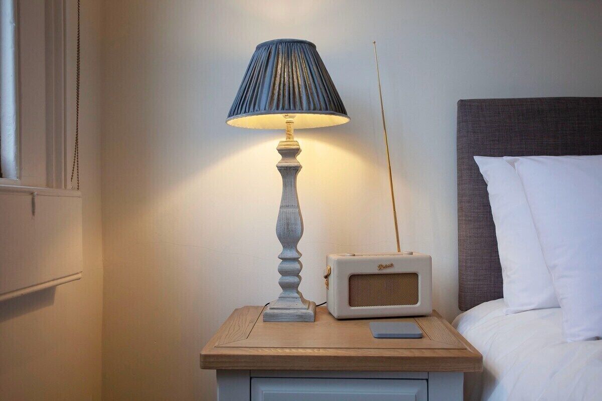 5 slaapkamers, een bureau, een strijkplank/strijkijzer, reisbedje