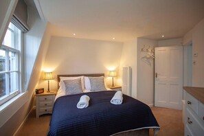 5 bedrooms, desk, iron/ironing board, travel crib