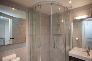Shower, hair dryer, towels - Stunning, Bath Townhouse, City Centre (AS) (Bath)