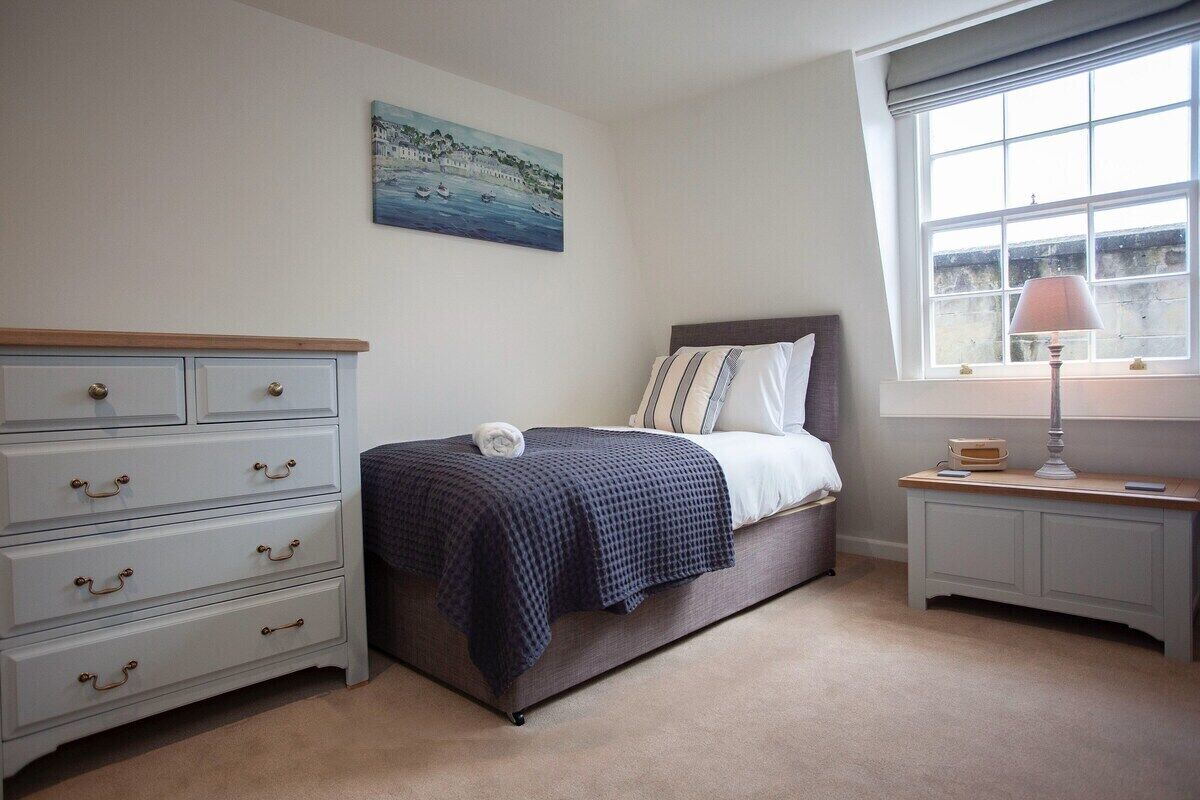 5 Schlafzimmer, Schreibtisch, Bügeleisen/Bügelbrett, Reisekinderbett