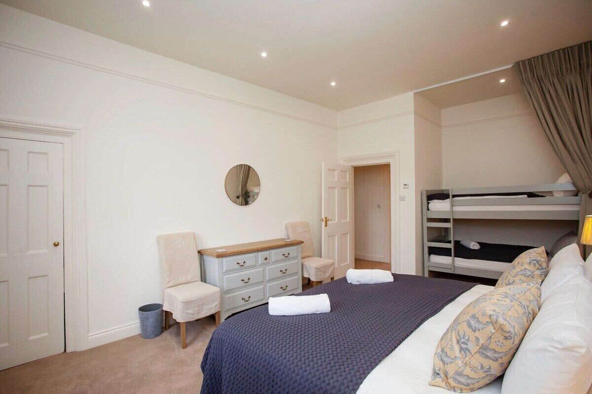 5 bedrooms, desk, iron/ironing board, travel crib