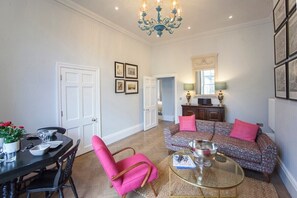 TV - Stylish City Centre Apartment (MSB) (Bath)