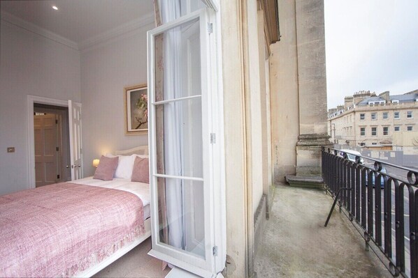 2 bedrooms, iron/ironing board, travel crib, free WiFi - Stylish City Centre Apartment (MSB) (Bath)
