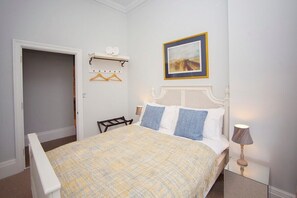 2 bedrooms, iron/ironing board, travel cot, free WiFi - Stylish City Centre Apartment (MSB) (Bath)