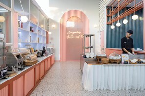 每日供应自助式早餐（每人 THB 350）