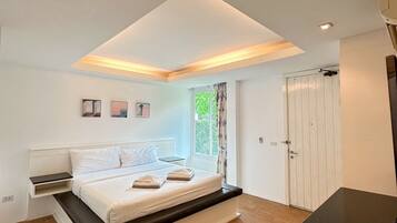 Standard Room | Desk, laptop workspace, blackout curtains, soundproofing