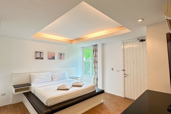 Standard Room | Desk, laptop workspace, blackout drapes, soundproofing