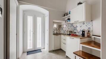 Refrigerador, placa de cocina, cafetera/tetera, tetera/pava eléctrica