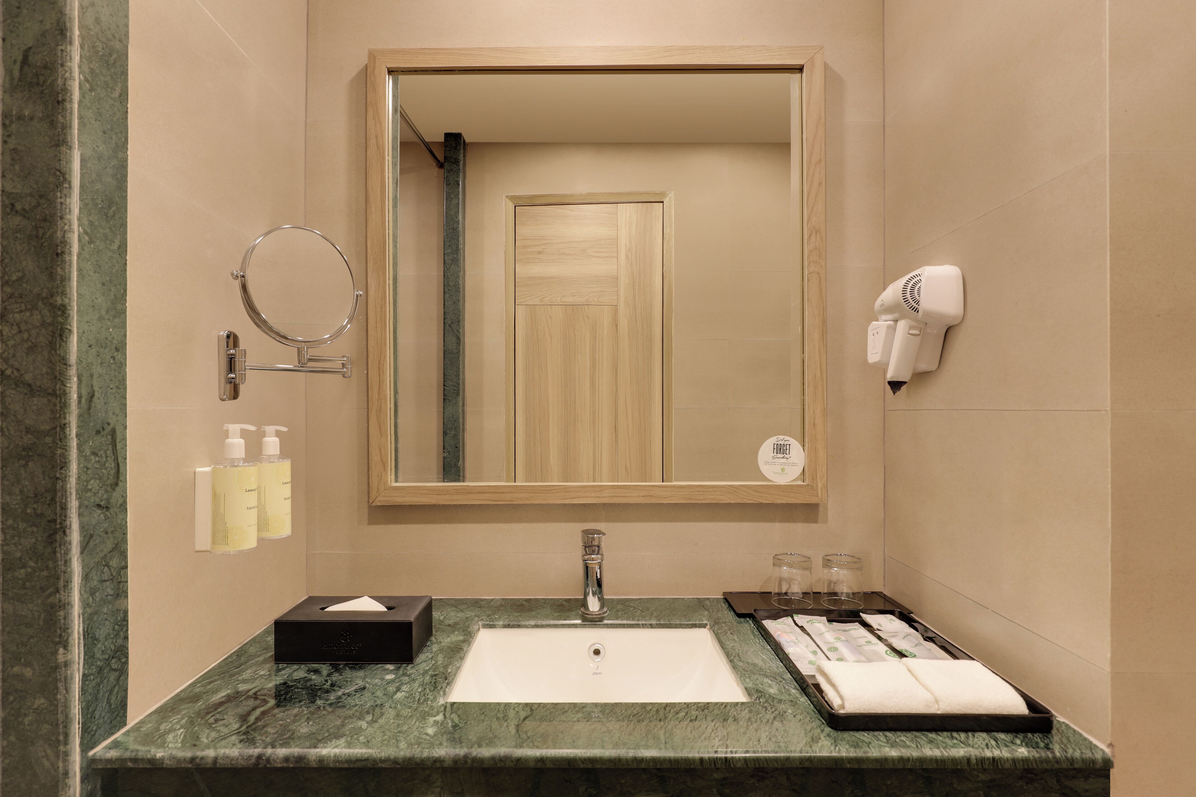 Baño con lavamanos, espejo, toallero y secador de pelo.