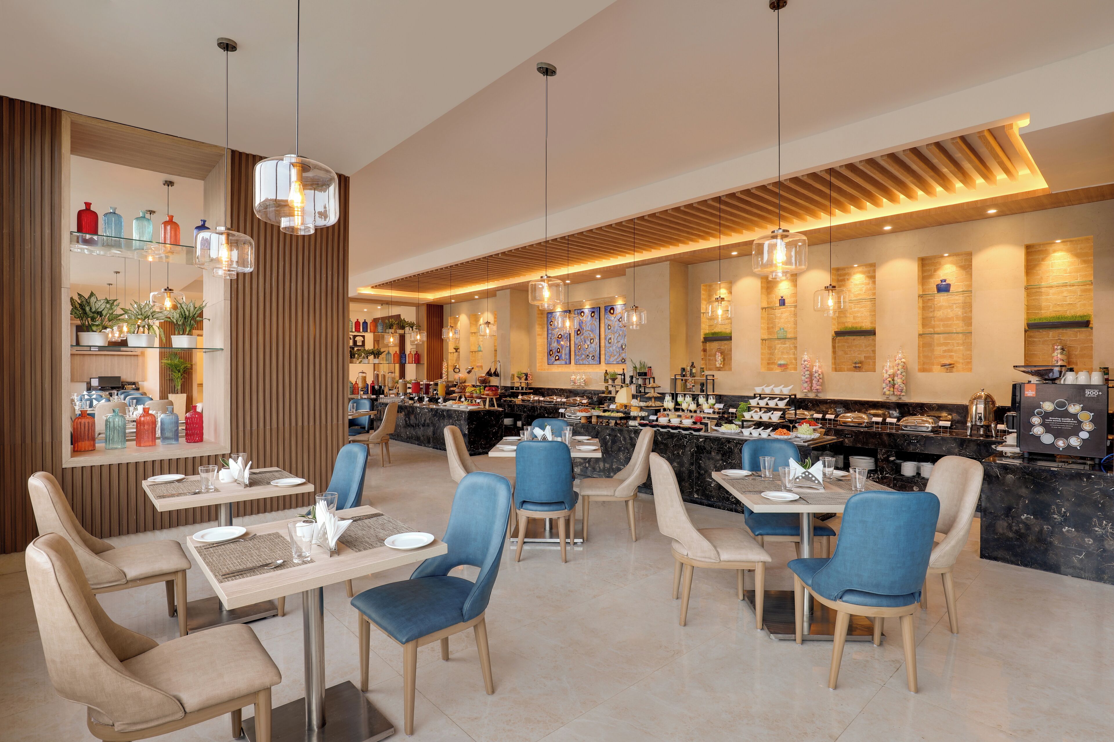 Un restaurante moderno con barra, mesas y detalles decorativos.