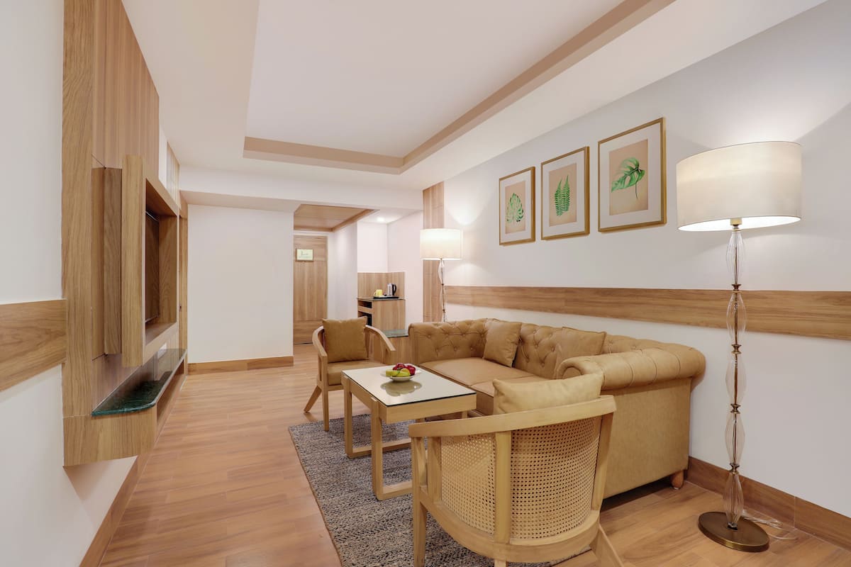 Deluxe Suite | 1 bedroom, minibar, soundproofing, iron/ironing board