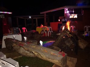 Beach views, serves lunch, dinner and happy hour