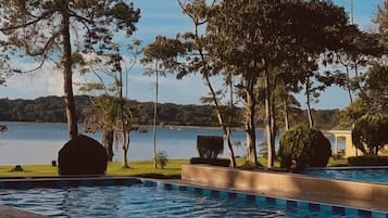 Udendørs pool, åben fra kl. 09.00 til kl. 19.00, liggestole