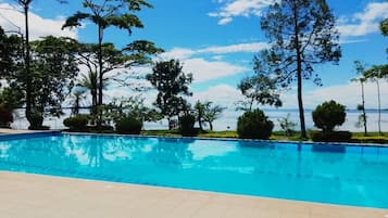 Kolam renang terbuka, kerusi lepak pantai, penyelamat di tapak hartanah