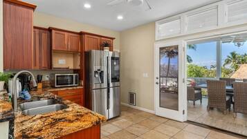 House, 4 Bedrooms | Private kitchen