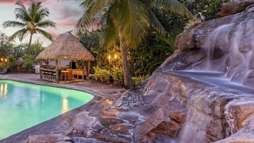 House, 4 Bedrooms | Pool