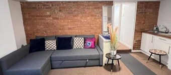 Comfortable Modern Home, Self Catering Flat, Newly refurbished,  free parking