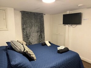 1 slaapkamer, een strijkplank/strijkijzer, wifi, beddengoed