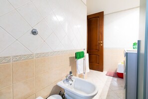 Bruser, hårtørrer, bidet, håndklæder