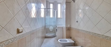 Regadera, secadora de cabello, bidet, toallas