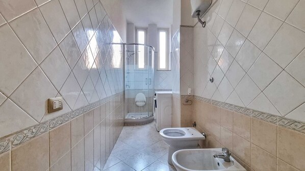 Bruser, hårtørrer, bidet, håndklæder