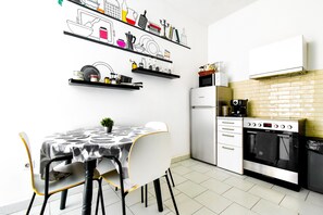 Køleskab, mikrobølgeovn, ovn, kogeplade