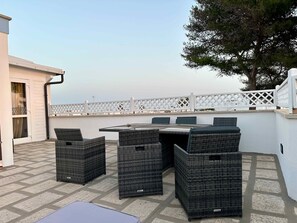 Outdoor dining - Alloggio Terrazza Vista Mare (Lido Marini)