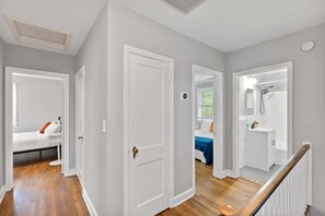 5 bedrooms, iron/ironing board, WiFi, bed sheets - Stately 5BR Historic Retreat - CozySuites (Alexandria)