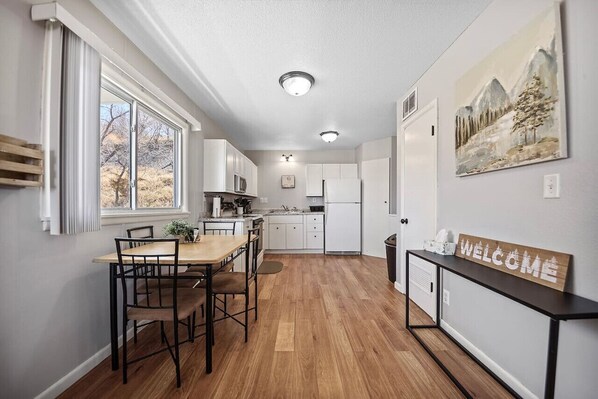 Réfrigérateur, micro-ondes, four, plaque de cuisson