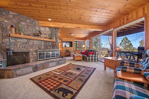 Holliday House w/ Game Room