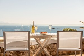 Outdoor dining - Villa Island Grande - Luxury Villa in Mykonos  (Kalo Livadi)