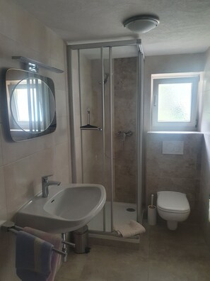 Ducha, secador de pelo, toallas y jabón