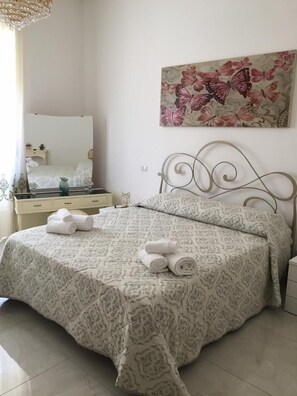 Habitación clásica | 1 dormitorio, escritorio, tabla de planchar con plancha y wifi gratis