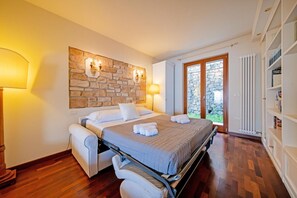 2 habitaciones, tabla de planchar con plancha, wifi y ropa de cama 