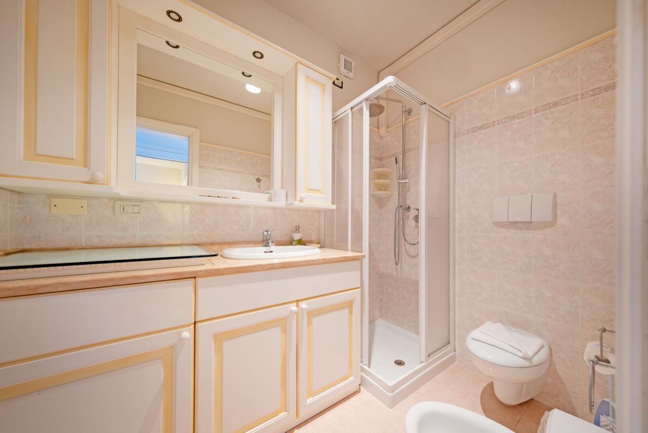 Douche, sèche-cheveux, bidet, serviettes fournies