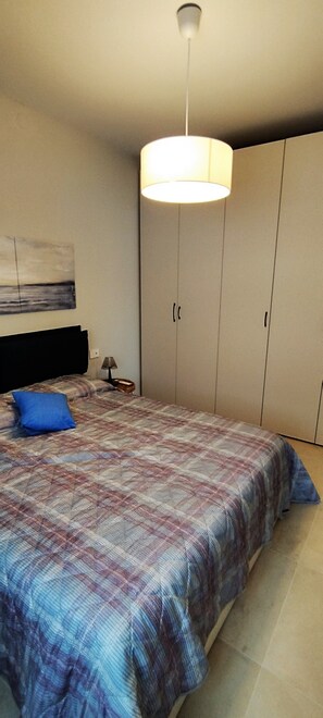 Appartamento, vista spiaggia | 1 camera, copriletto in piuma, materassi in memory foam