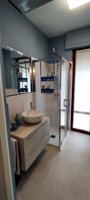 Apartemen, pemandangan pantai | Kamar mandi | Shower, pengering rambut,  dan kloset