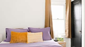 1 habitación, escritorio, tabla de planchar con plancha y cuna de viaje