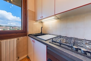 Fridge, microwave, stovetop, dishwasher - ApartmentsGarda - Mantegna 9 (Gard)