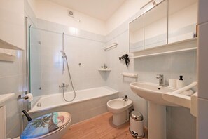 Haartrockner, Bidet, Handtücher