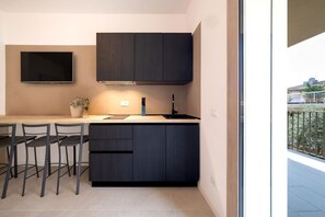 Kühlschrank, Mikrowelle, Herdplatte, Wasserkocher mit Kaffee-/Teezubehör